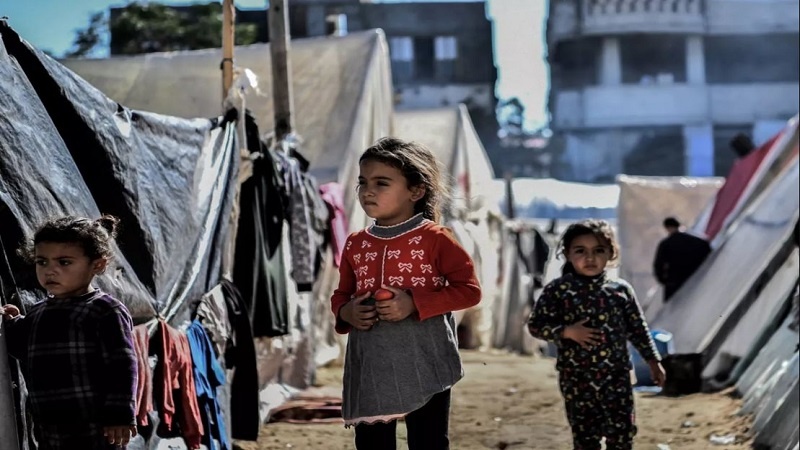 Iranpress: اليوم الـ98: شهداء بالعشرات في قطاع غزة و100 طفل يقتل يوميًا