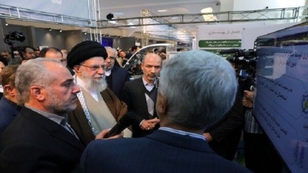 شاهد بالصور...قائد الثورة الإسلامية يتفقد معرض القدرات الإنتاجية الإيرانية