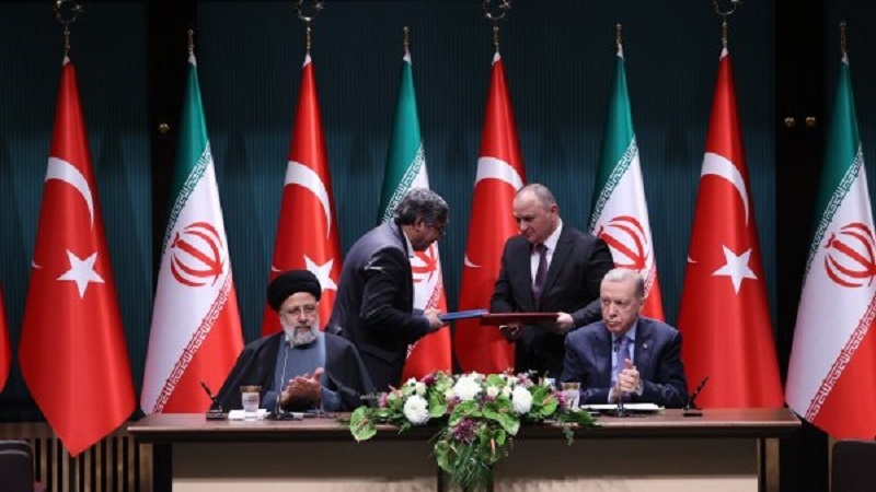 Iranpress: توقيع 10 اتفاقيات تعاون بين إيران وتركيا