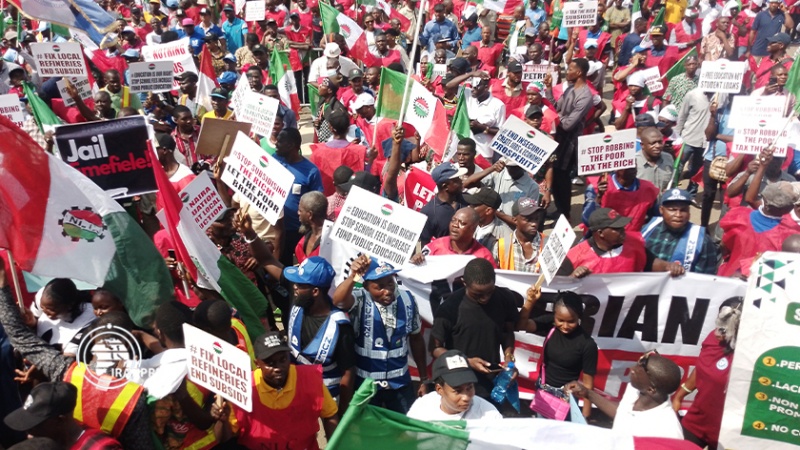 Iranpress: احتجاج للعمال في نيجيريا ضد غلاء المعيشة وانعدام الأمن