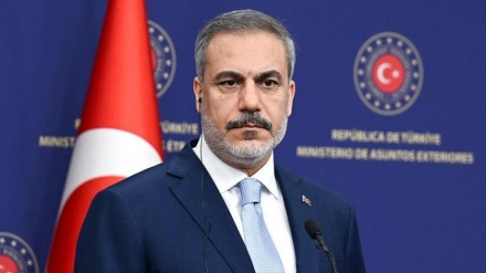 وزير الخارجية التركي يؤكد على تطوير العلاقات مع إيران