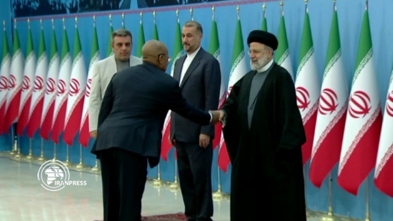 Iranpress: السفراء الأجانب المقيمون في طهران يهنئون رئيسي بذكرى انتصار الثورة الإسلامية