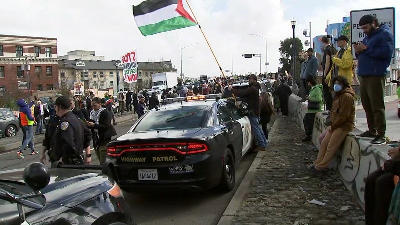 Iranpress: متظاهرون في سان فرانسيسكو يغلقون طريقًا مركزيًا، دعمًا لغزة
