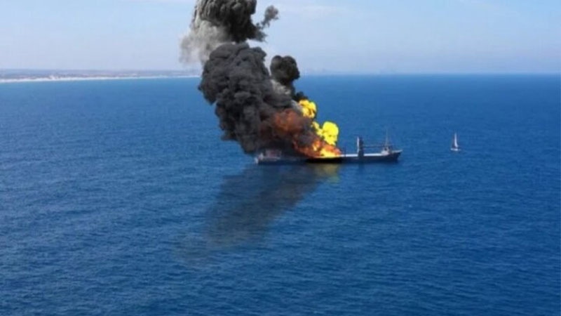 Iranpress: البحرية البريطانية: تعرض سفينة لهجوم بصاروخين ونشوب حريق فيها شرقي عدن