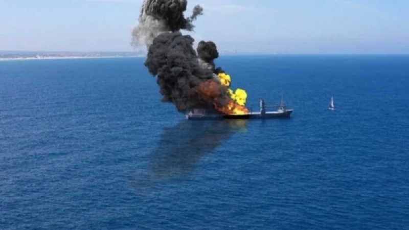 Iranpress: استهداف سفينة شحن مملوكة أمريكيا قبالة اليمن