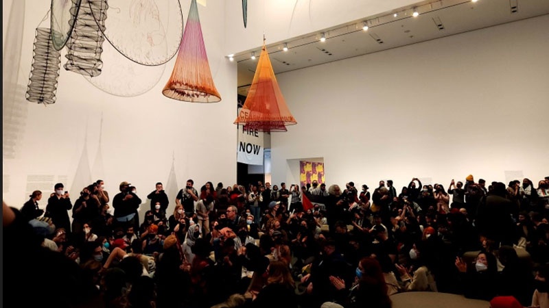 ناشطون يقتحمون متحف الفن في نيويورك للمطالبة بوقف العدوان على غزة