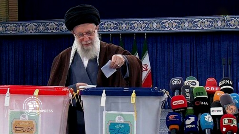 Iranpress: سماحة القائد المعظم يدلي بصوته في انتخابات مجلس الشورى الإسلامي ومجلس خبراء القيادة