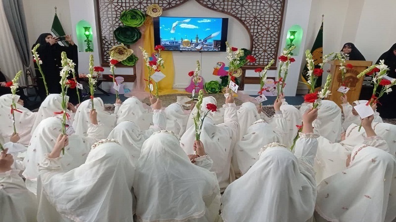 Iranpress: إقامة حفل تكليف مجموعة من الفتيات من دول غرب آسيا في الحرم الرضوي الشريف