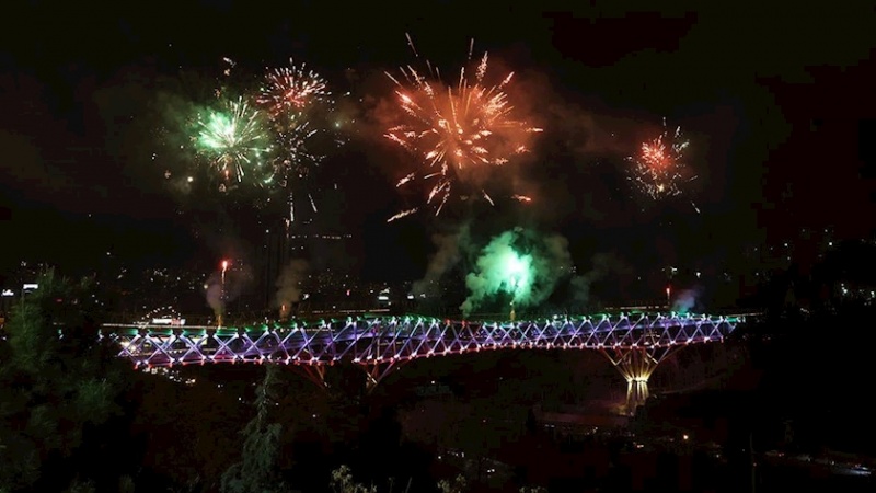 Iranpress: شاهد انبهار الألعاب النارية الجميلة بمناسبة عيد النوروز