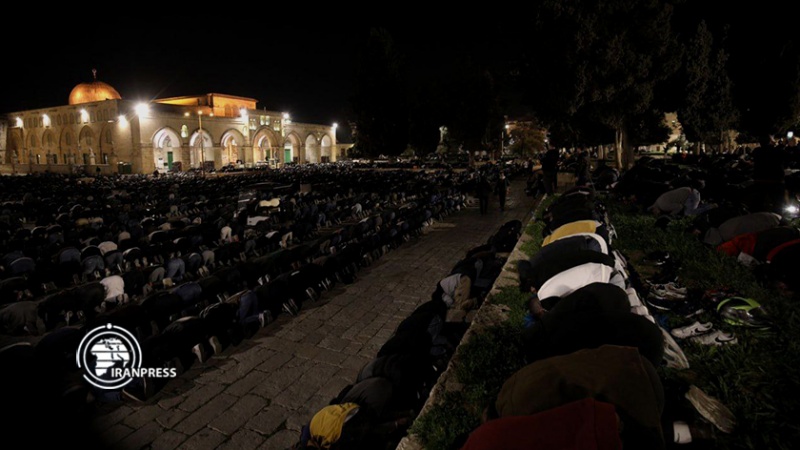 Iranpress: 45 ألفًا يؤدون صلاتي العشاء والتراويح في المسجد الأقصى