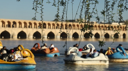 سياحة ممتعة بالقرب من جسر الثلاثة والثلاثين عمودًا ونهر زاينده رود بإصفهان