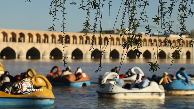Iranpress: سياحة ممتعة بالقرب من جسر الثلاثة والثلاثين عمودًا ونهر زاينده رود بإصفهان