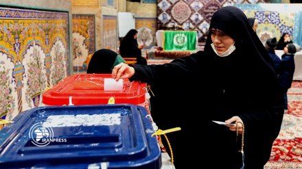 شاهد بالصور والفيديو... الشعب الإيراني يشارك بحفاوة في الانتخابات (3)