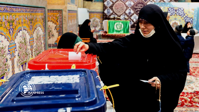 Iranpress: شاهد بالصور والفيديو... الشعب الإيراني يشارك بحفاوة في الانتخابات (3)
