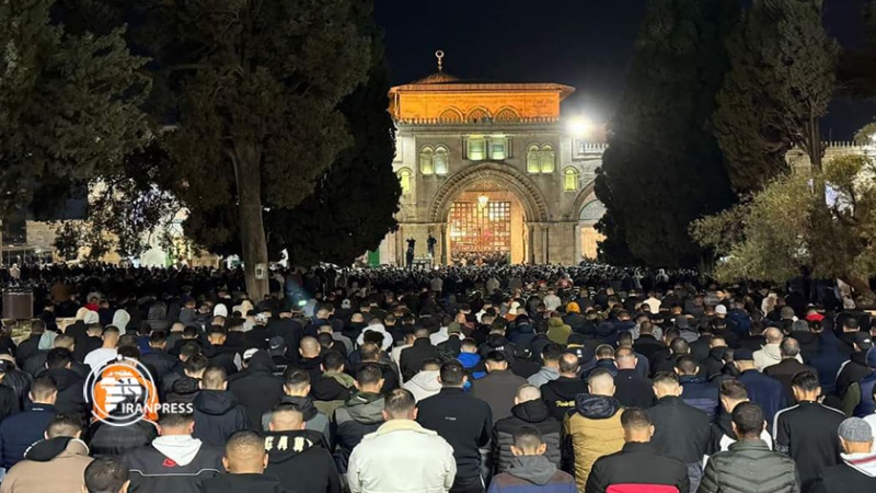 Iranpress: تواجد فلسطيني كبير في المسجد الأقصى + صور وفيديو
