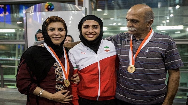 Iranpress: عدّاءة إيرانية تفوز بالوصافة في ملتقى الجائزة الكبرى بجنوب أفريقيا