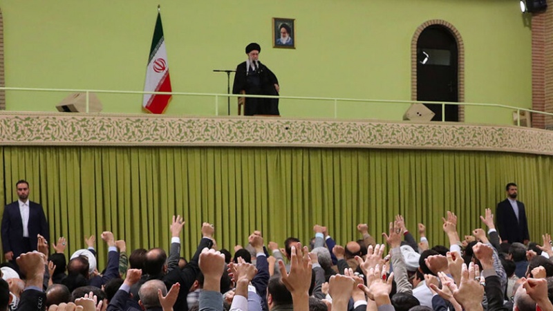 Iranpress: قائد الثورة يؤكد على ضرورة توسيع العلاقات مع العالم