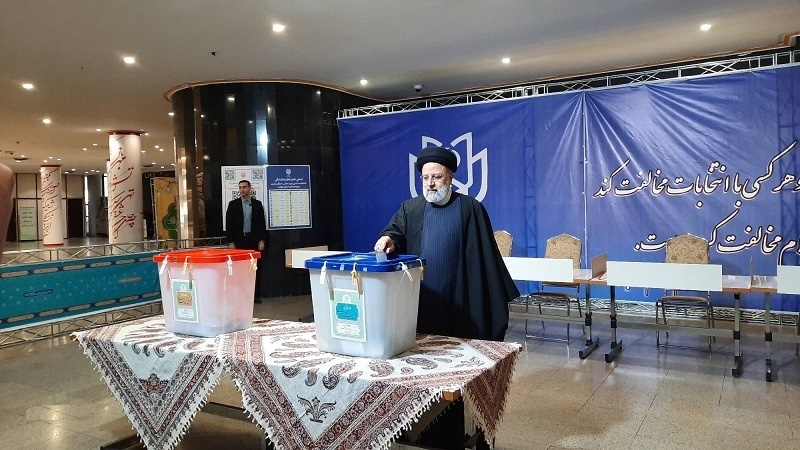 Iranpress: رئيس الجمهورية يدلى بصوته في الانتخابات التشريعیة ومجلس خبراء القيادة