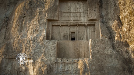 ‘نقش رستم’ تراث قيّم لثلاث فترات من التاريخ الإيراني القديم