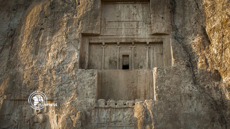 Iranpress: ‘نقش رستم’ تراث قيّم لثلاث فترات من التاريخ الإيراني القديم