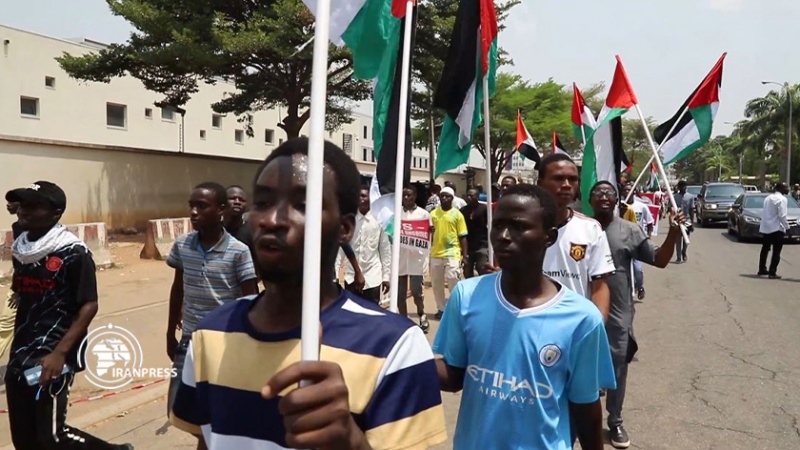 Iranpress: مظاهرة لأنصار الشعب الفلسطيني أمام السفارة الأمريكية في نيجيريا
