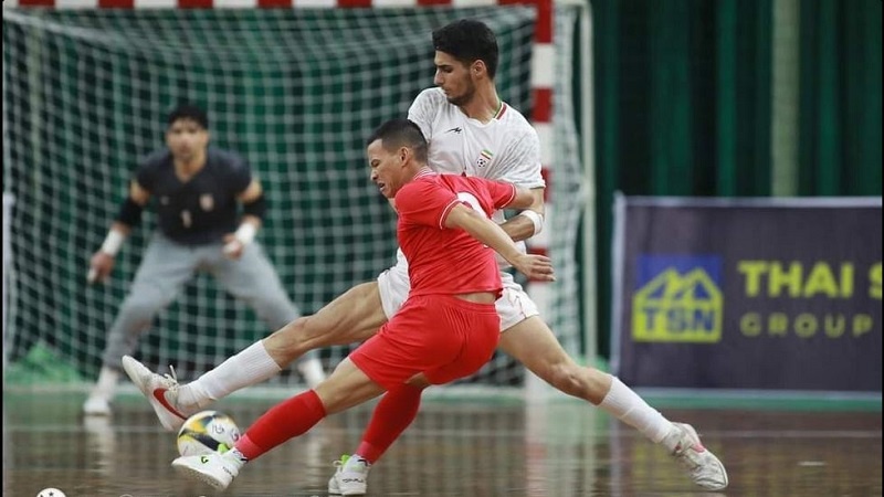 Iranpress: كرة القدم داخل الصالات الإيرانية وصيفًا في الدوري الدولي في فيتنام