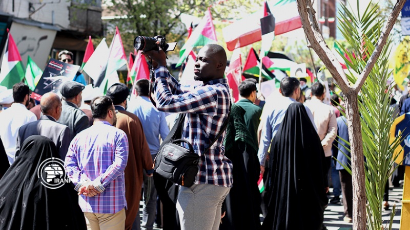 Iranpress: مشاركة الأجانب المقيمين بمدينة قم في مسيرات يوم القدس العالمي 
