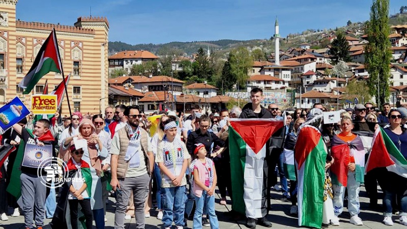 Iranpress: وقفة تضامنية في سراييفو دعما لفلسطين + صور وفيديو