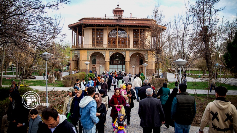 Iranpress: چهل ستون.. مبنى تاريخي سياحي في مدينة قزوين شمالي إيران